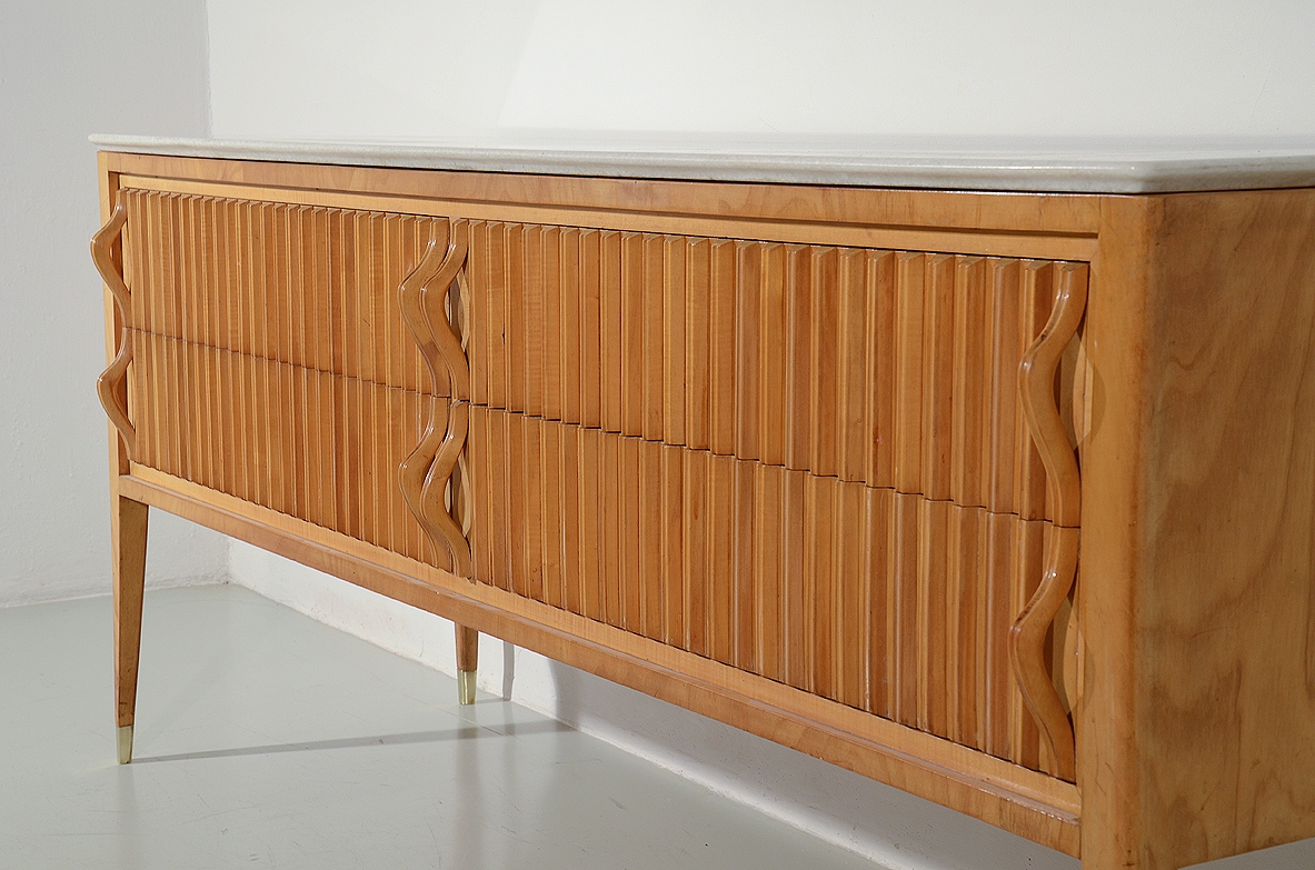 Unique chest of drawers in maple wood with grinded front drawers, very nice handles and fine-grained marble top. Prod. Cassina, 1957.