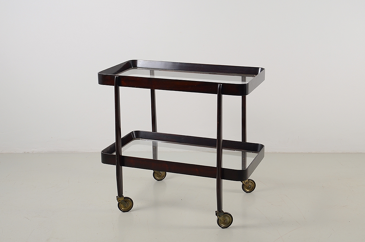 Elegante carrello in mogano con due ripiani a vassoio sagomati. Manifattura italiana 1950.