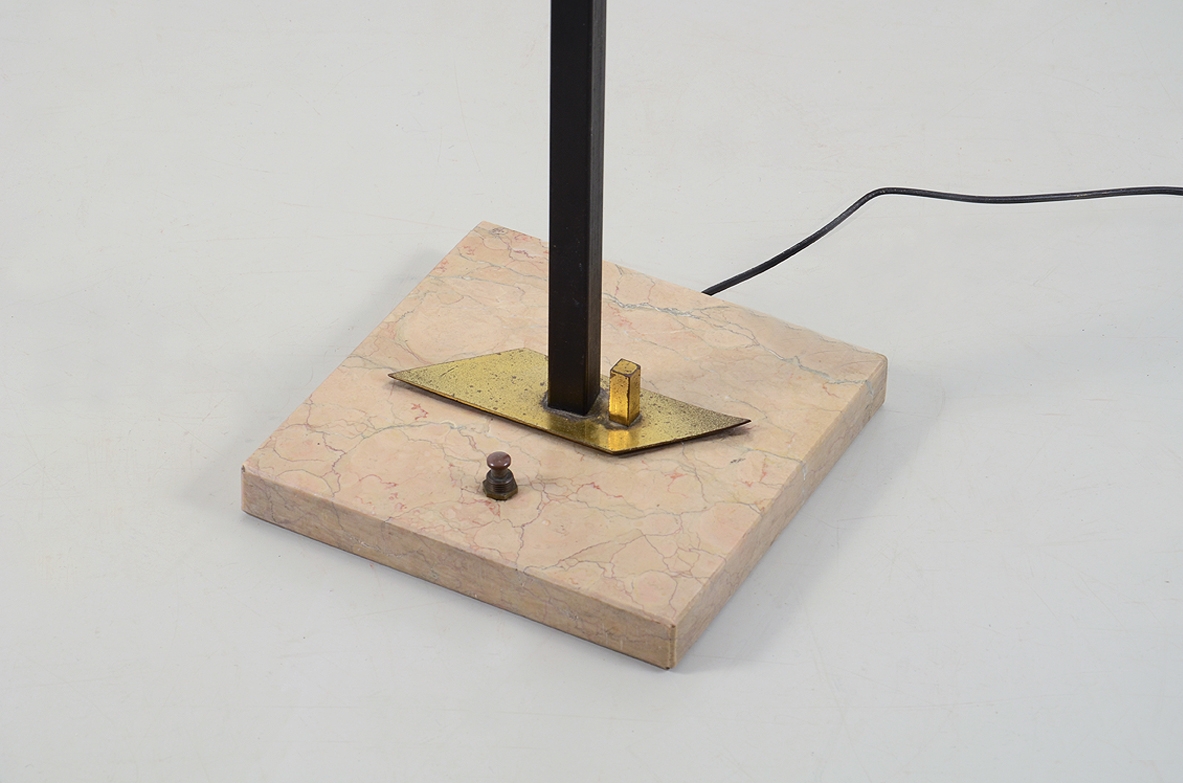 Lampada da terra in metallo con sei luci sferiche in vetro opaline e base in marmo. 1950ca.