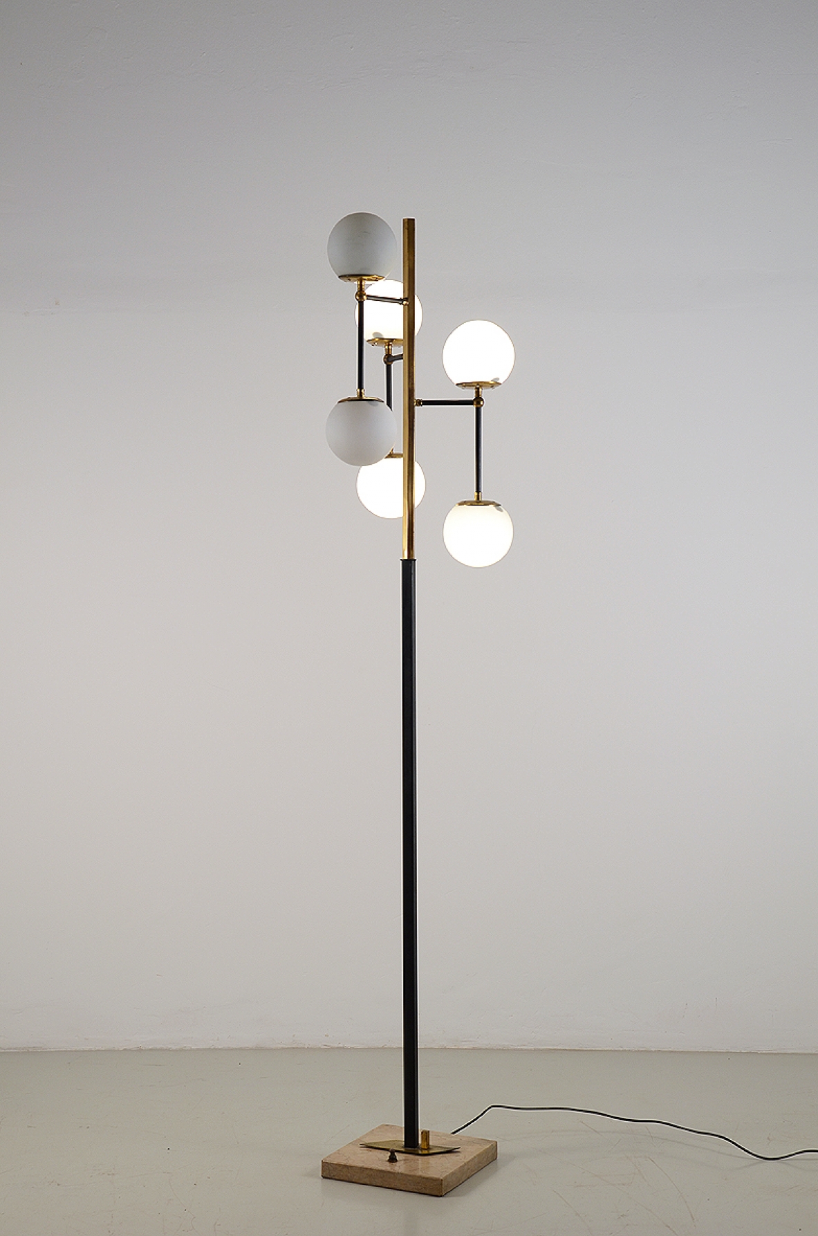 Lampada da terra in metallo con sei luci sferiche in vetro opaline e base in marmo. 1950ca.