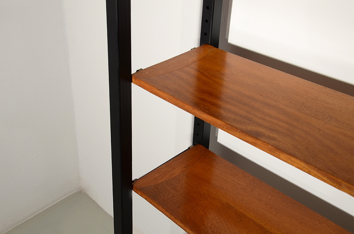 Franco Campo and Carlo Graffi for Home. 1960s bookcase in painted metal and wood shelves. 