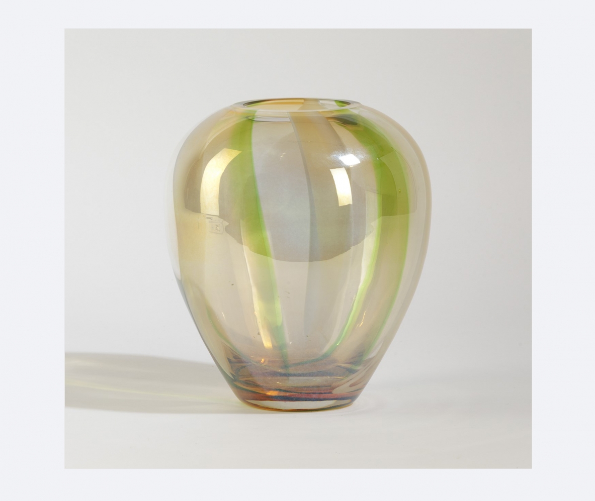 Murano, XX secolo, vaso a uovo in vetro iridato con decoro di canne policrome.