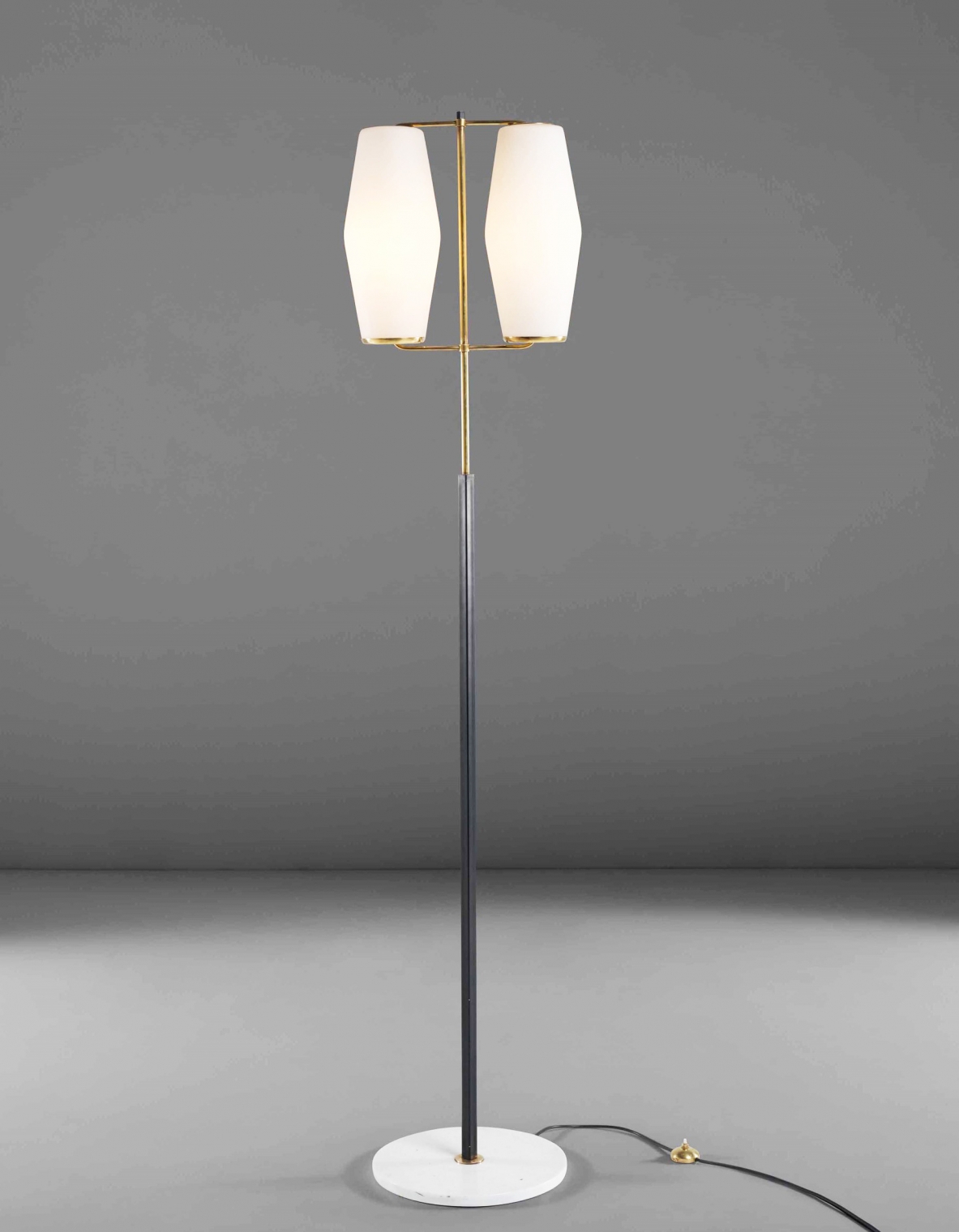 Stilnovo, lampada da terra con struttura in ottone e metallo laccato. Base in marmo e diffusori in vetro opalino. Italia, 1950 ca.