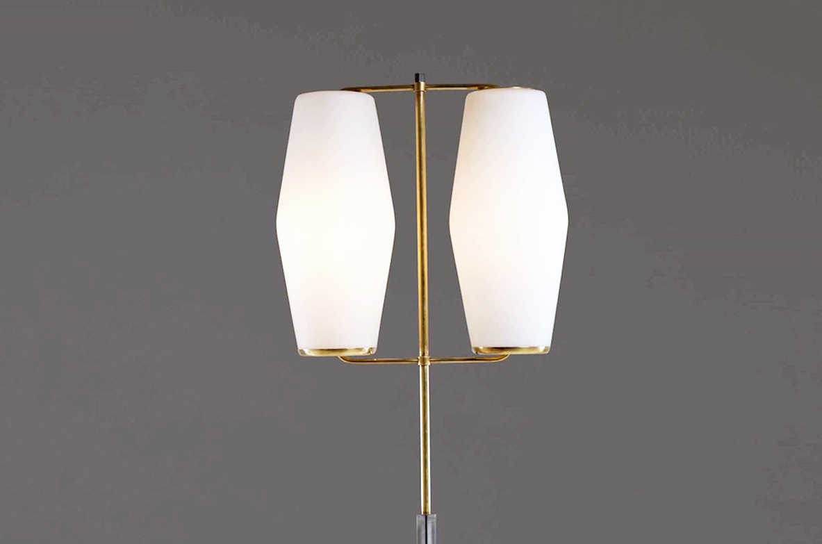 Stilnovo, lampada da terra con struttura in ottone e metallo laccato. Base in marmo e diffusori in vetro opalino. Italia, 1950 ca.