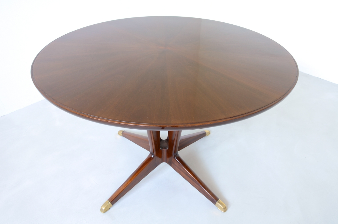 Guglielmo Ulrich, very elegant 1940's round center table in mahogany with bronze tips.