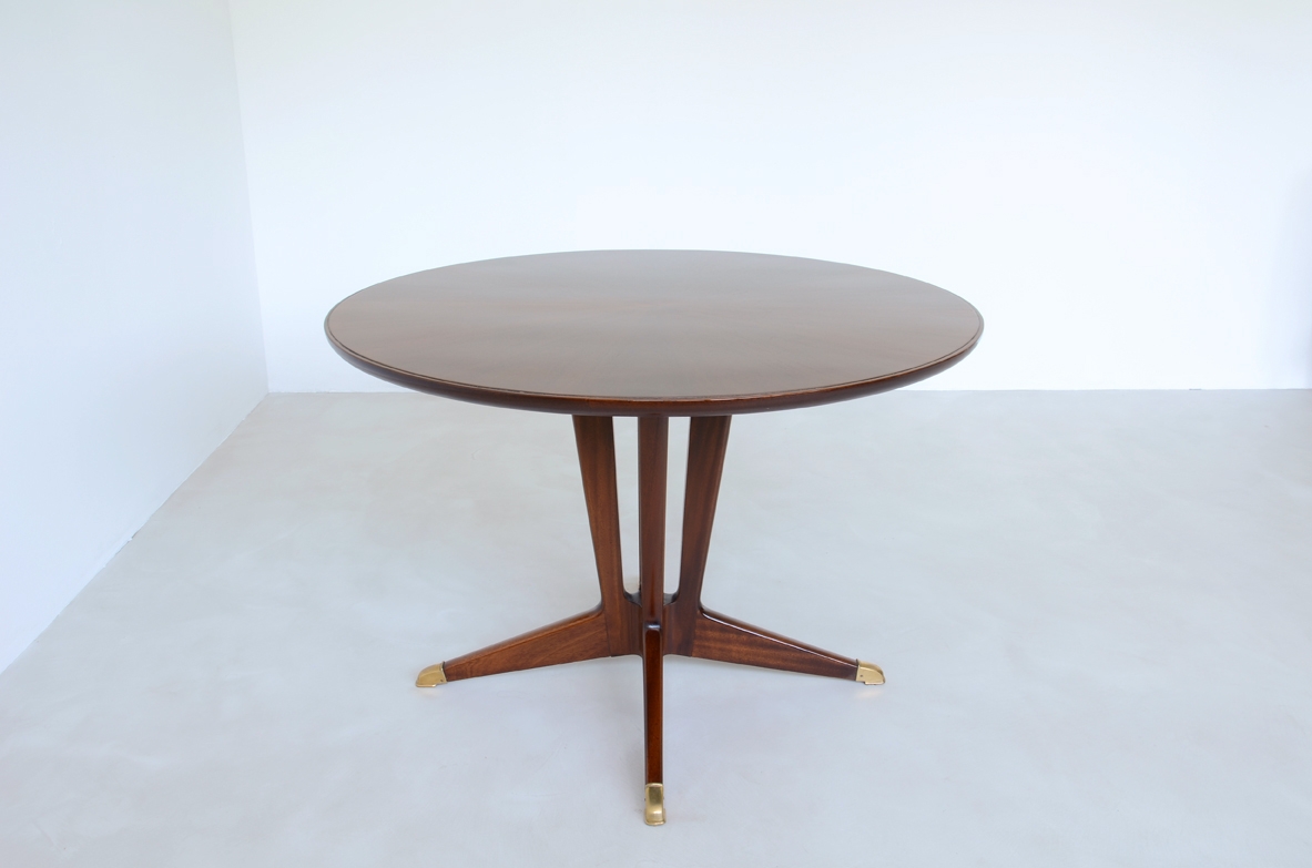 Guglielmo Ulrich, very elegant 1940's round center table in mahogany with bronze tips.