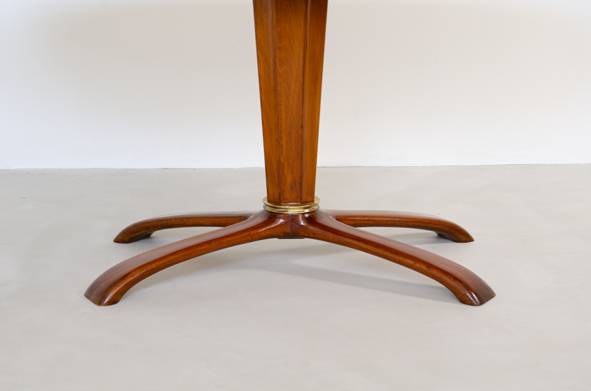 Osvaldo Borsani, oval table in cherry wood with nice central base with helical shape, 1950s.