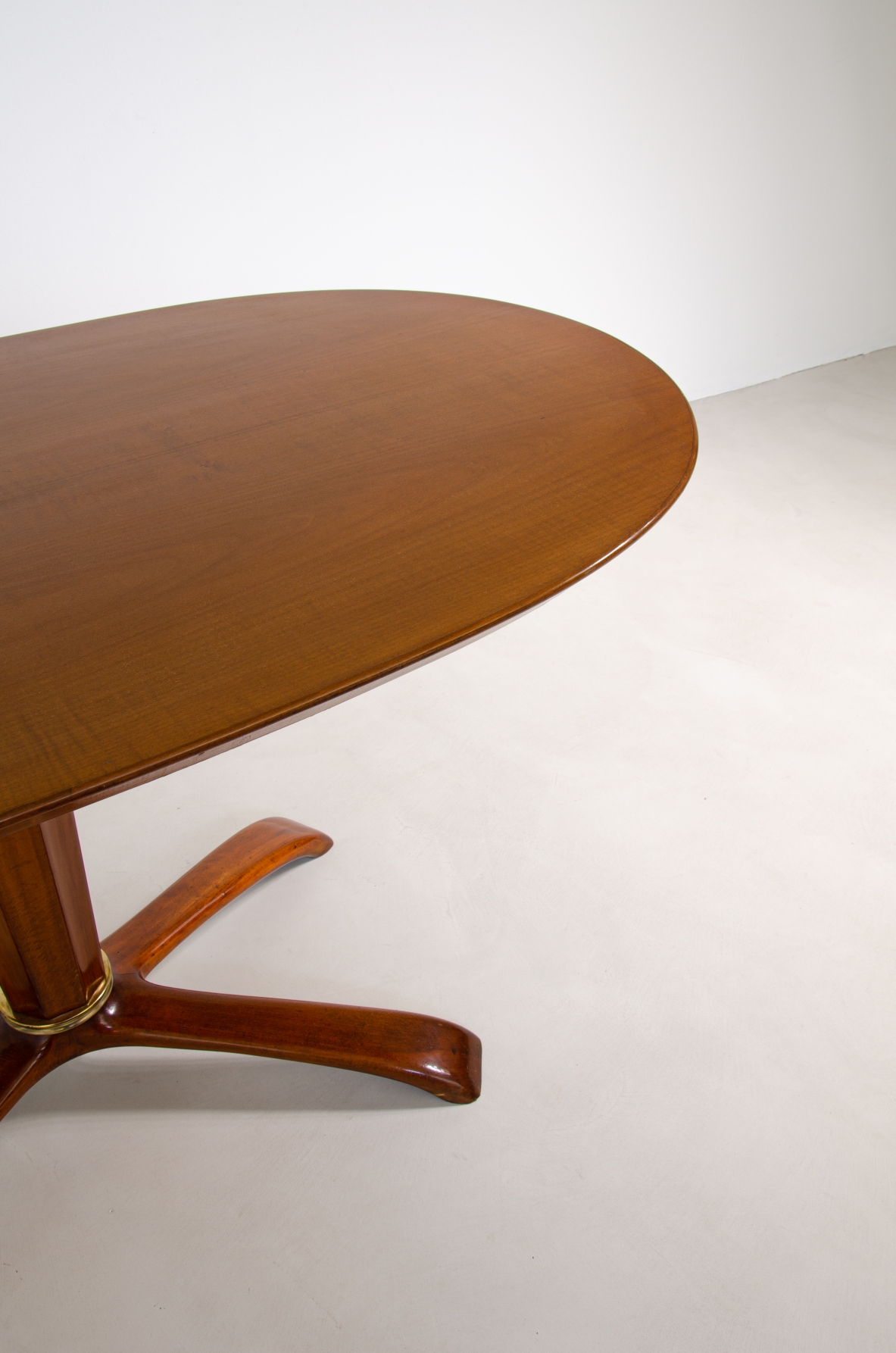 Osvaldo Borsani, oval table in cherry wood with nice central base with helical shape, 1950s.