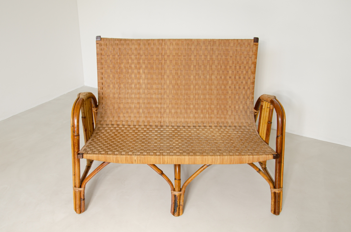 Divano a due posti in giunco e rattan con tavolino in rattan e piano in legno. Manifattura Italiana 1950ca.