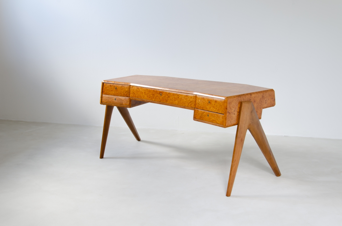 Arturo Roversi, unique 1950's sculptural desk in briar wood with irregular shaped top and tilt front with five drawers. Bibl. F.Grigioni, arredamenti, ill.152, rivista dell'arreamento N.27.