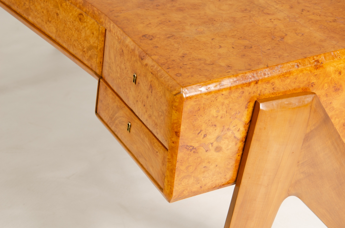 Arturo Roversi, unique 1950's sculptural desk in briar wood with irregular shaped top and tilt front with five drawers. Bibl. F.Grigioni, arredamenti, ill.152, rivista dell'arreamento N.27.