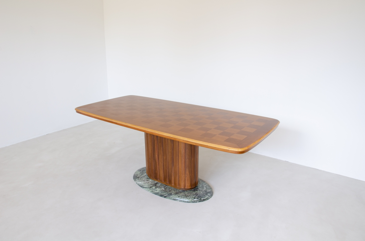 Vittorio Dassi, grande tavolo a colonna centrale con base in marmo Verde Alpi e piano con intarsi a scacchiera in ciliegio. Produzione Dassi Torino, 1940ca.