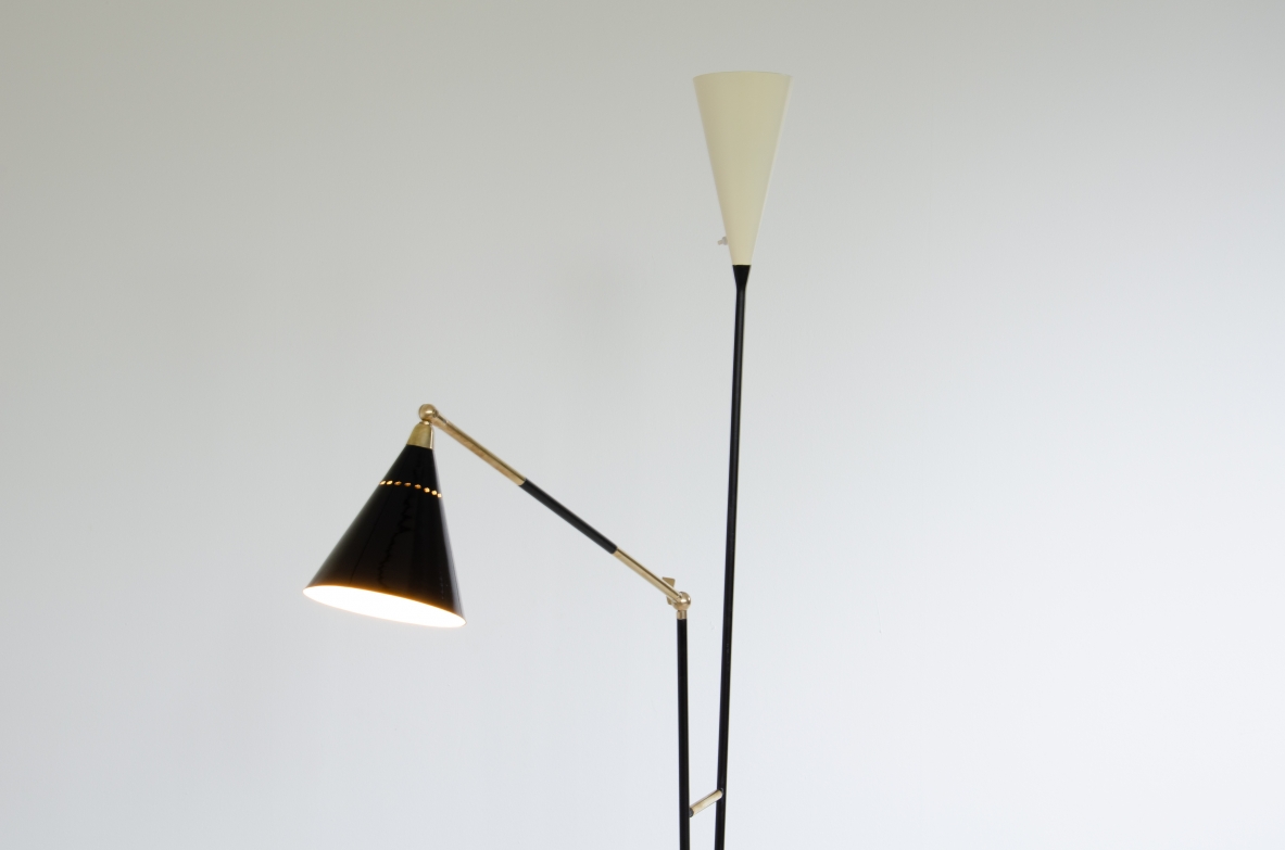 Stilux, lampada da terra in metallo e ottone a  due bracci di cui uno regolabile. Paralumi in metallo verniciato, Milano,1950ca.