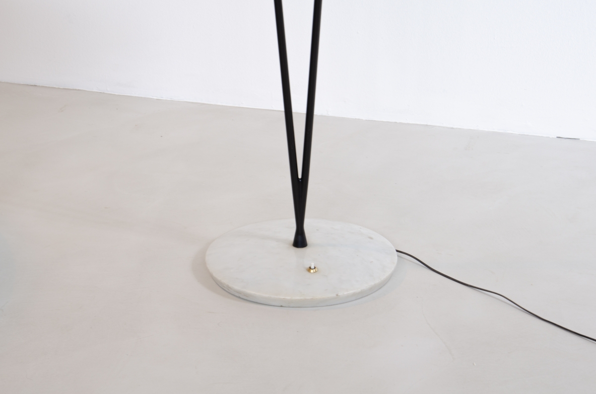 Stilux, lampada da terra in metallo e ottone a  due bracci di cui uno regolabile. Paralumi in metallo verniciato, Milano,1950ca.