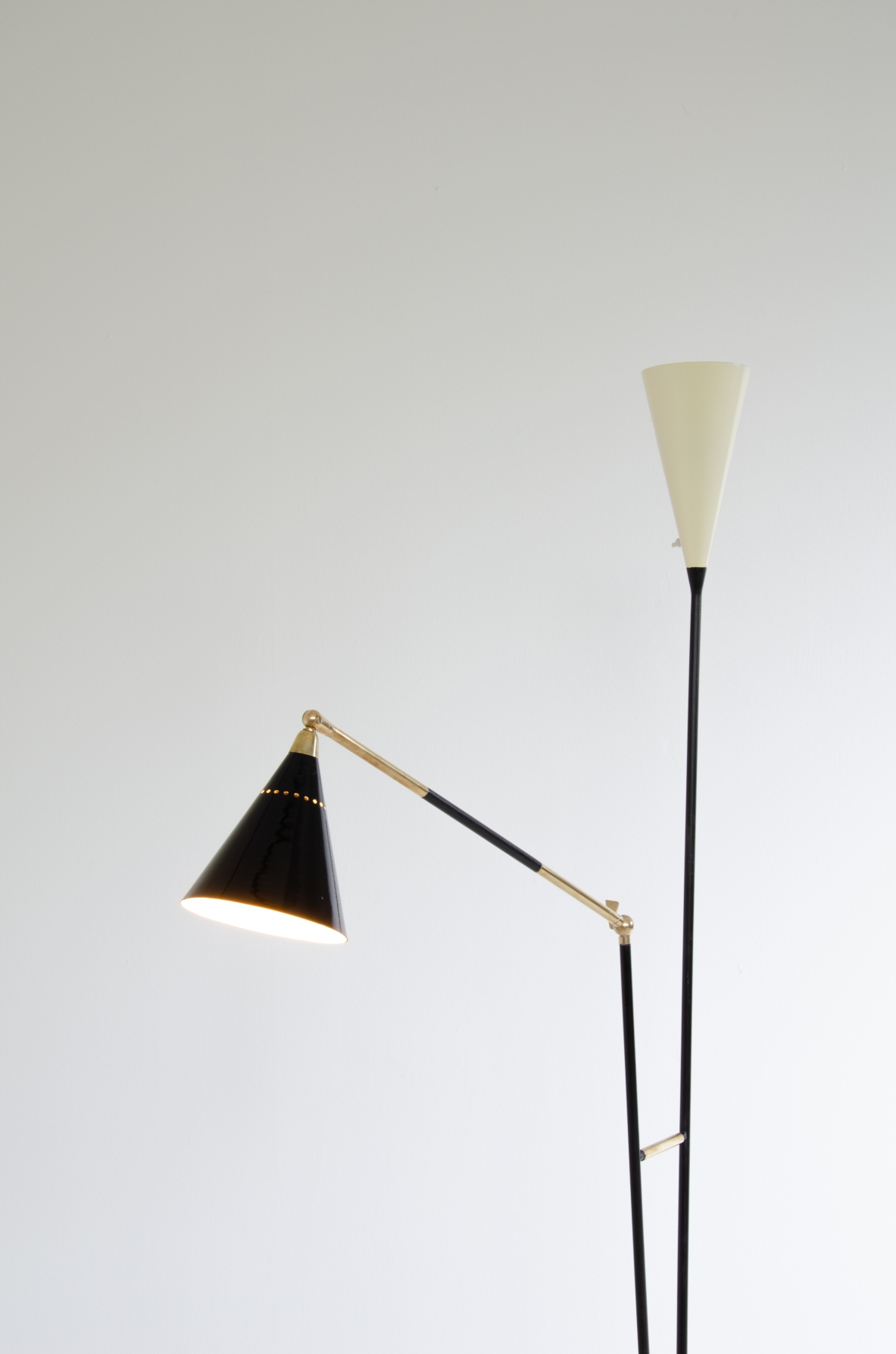 Stilux, lampada da terra in metallo e ottone a  due bracci di cui uno regolabile. Paralumi in metallo verniciato, Milano,1950ca.