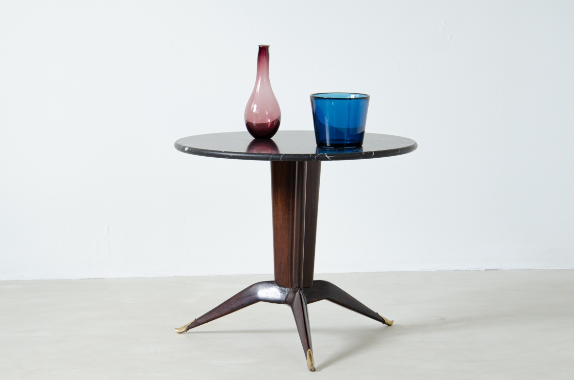 Splendida coppia di tavolini in noce con puntali in ottone e piano in marmo nero Marquinia. Attr. Carlo Rava, 1950ca.