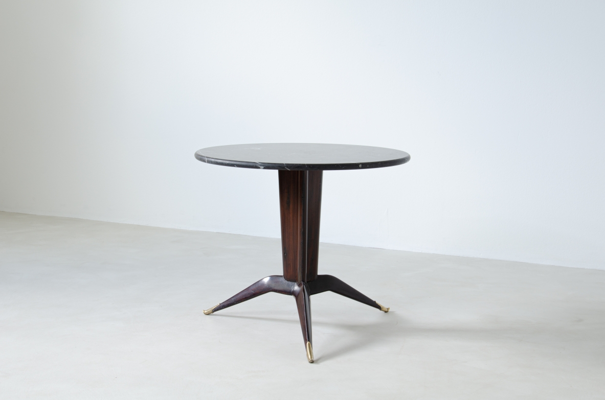 Splendida coppia di tavolini in noce con puntali in ottone e piano in marmo nero Marquinia. Attr. Carlo Rava, 1950ca.