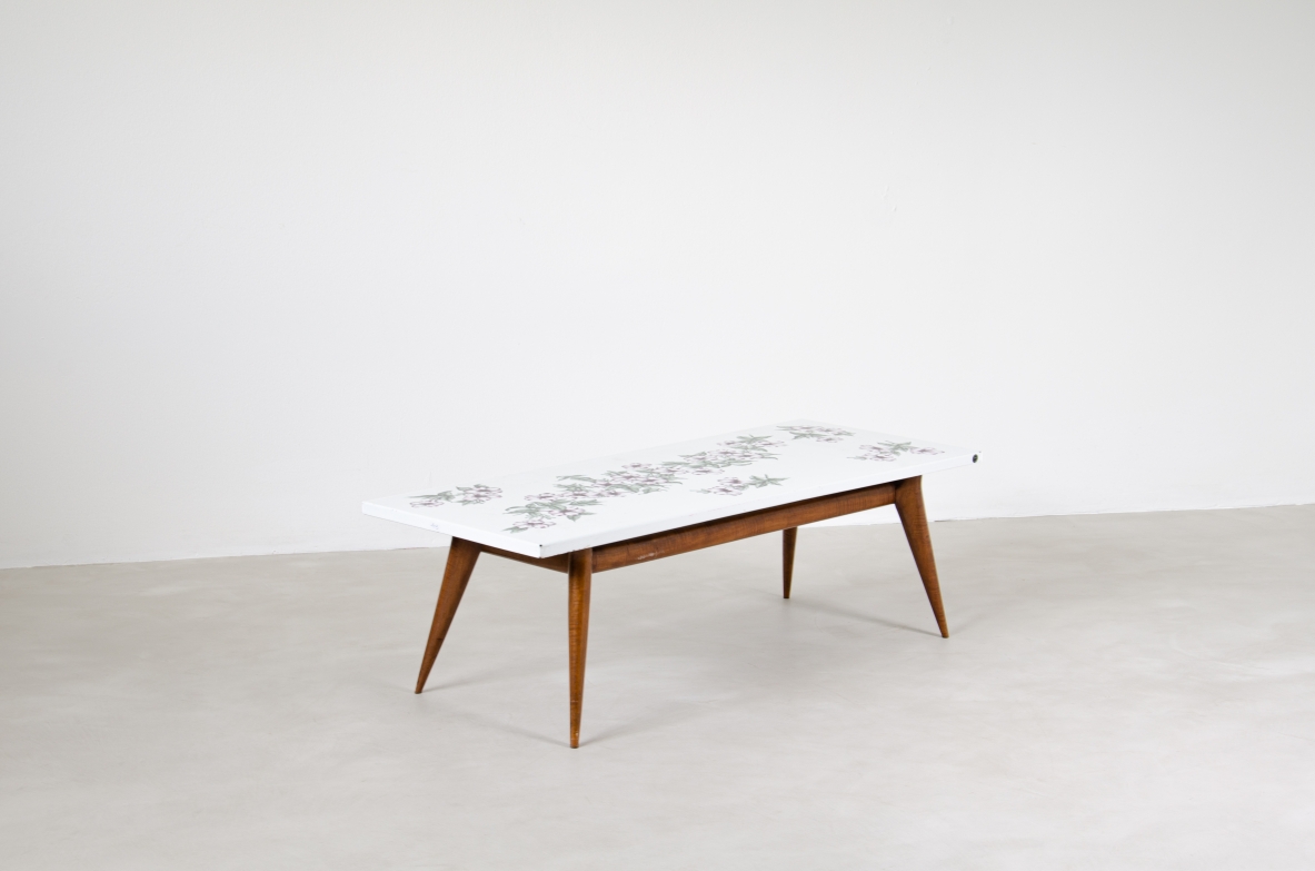 Piero fornasetti, tavolo basso con piano decorato, 1960ca.