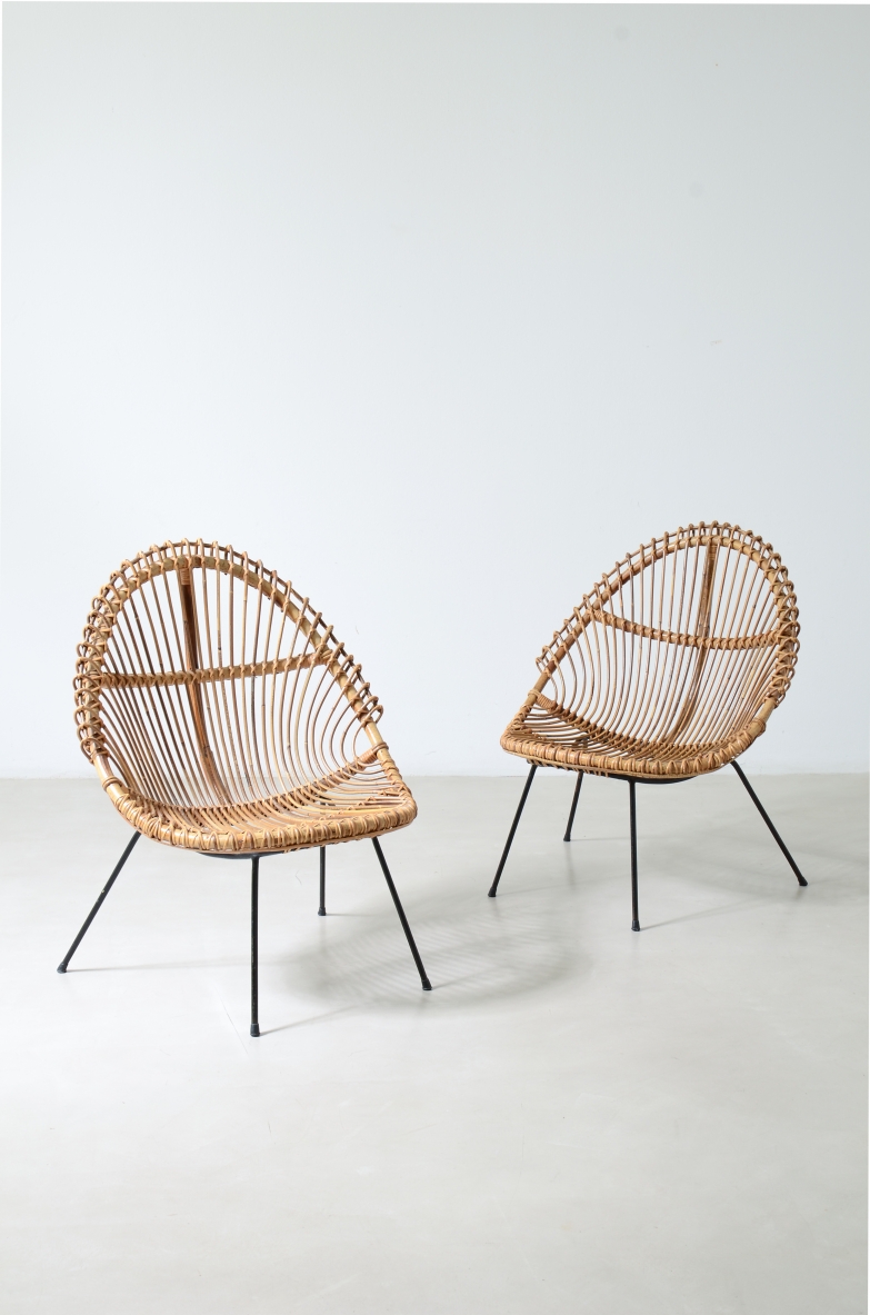 Coppia di poltroncine a uovo in rattan curvato con struttura in tondino di ferro, Italia anni '50.