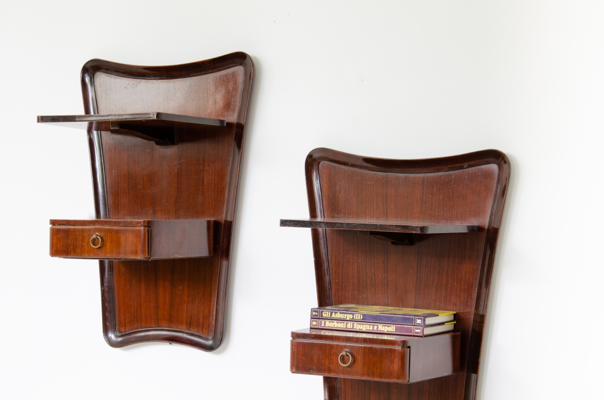 Osvaldo Borsani, splendida coppia di comodini pensili sagomati con un cassetto e due piccoli ripiani.  Produzione Borsani Varedo, 1950ca.