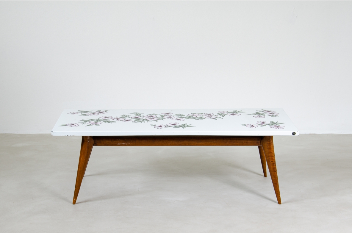 Piero fornasetti, tavolo basso con piano decorato, 1960ca.