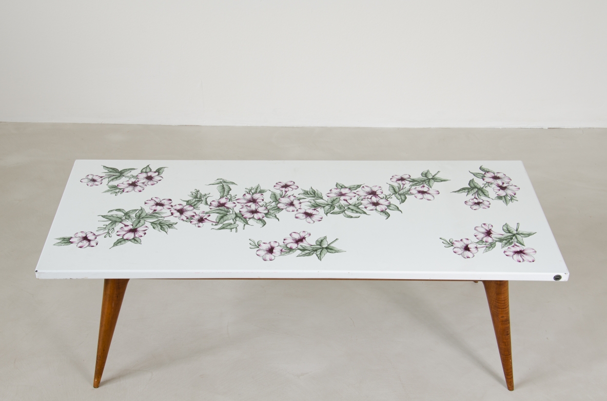 Piero fornasetti, tavolo basso con piano decorato, 1960ca.