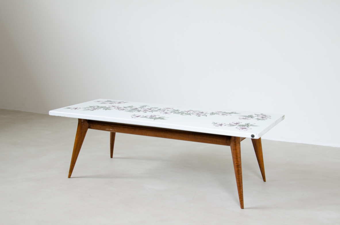 Piero fornasetti, tavolo basso con piano decorato, 1960ca.