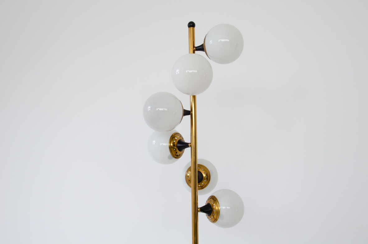 Stilux Milano, lampada da terra con stelo in metallo e ottone, sei luci a sfera in vetro opaline e base in marmo.  Stilux Milano, 1960ca.