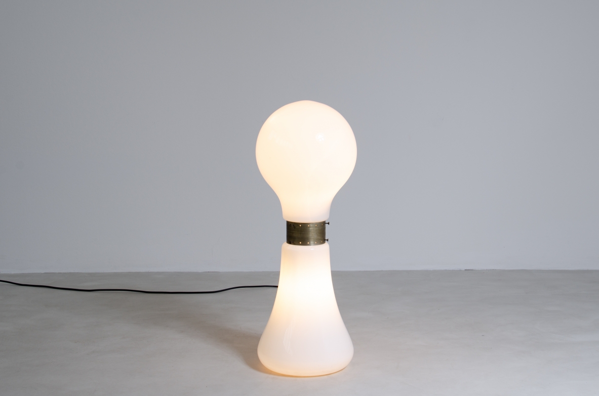 Carlo Nason, lampada da terra mod. Birillo bianca, Prod. A.V. Mazzega Italia, 1960.
