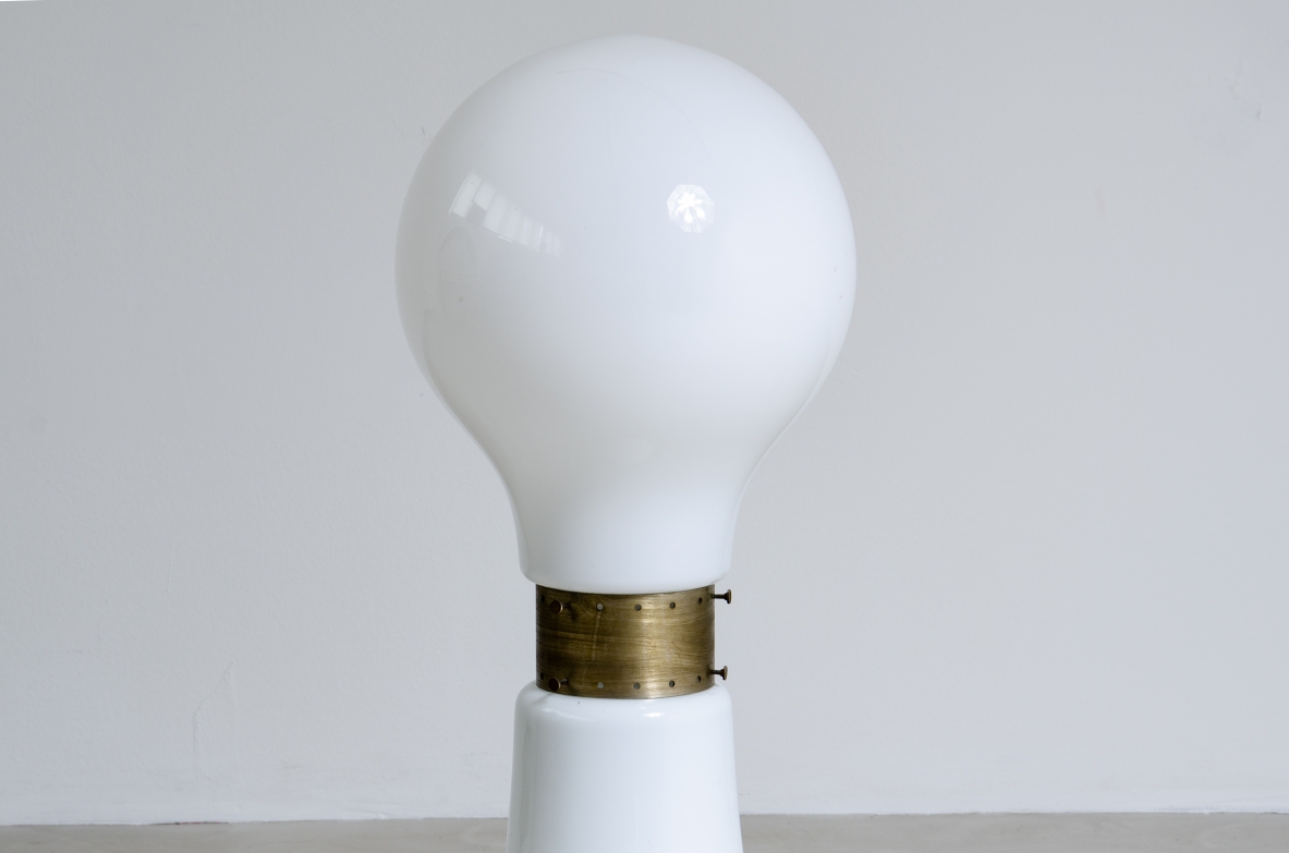 Carlo Nason, lampada da terra mod. Birillo bianca, Prod. A.V. Mazzega Italia, 1960.