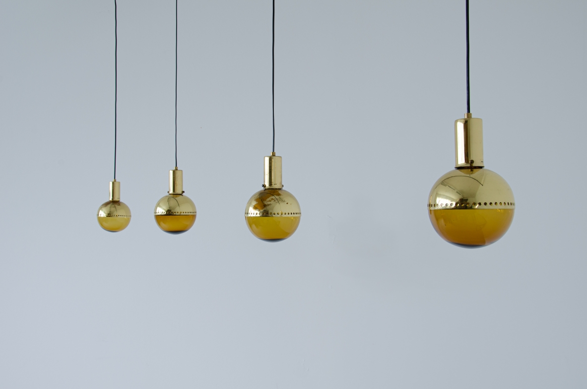 Hans A. Jacobsson, set di quattro lampade a sospensione in ottone e vetro soffiato.  Prod. Haj, Stockholm Svezia, anni 1960ca.