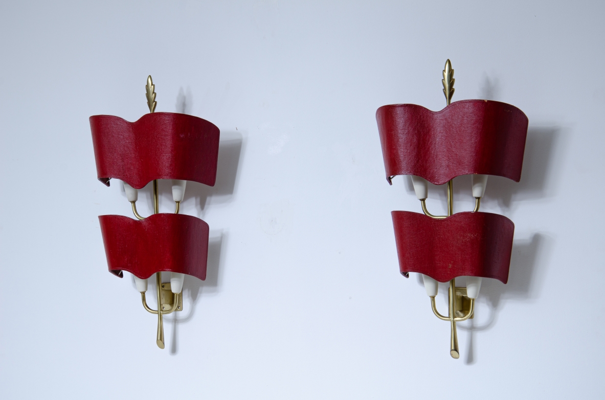 Coppia di applique in ottone con paralumi originali sagomati.  Milano 1950ca.