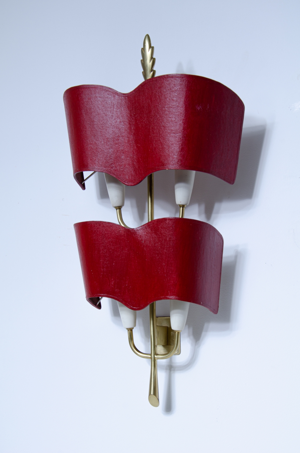 Coppia di applique in ottone con paralumi originali sagomati.  Milano 1950ca.