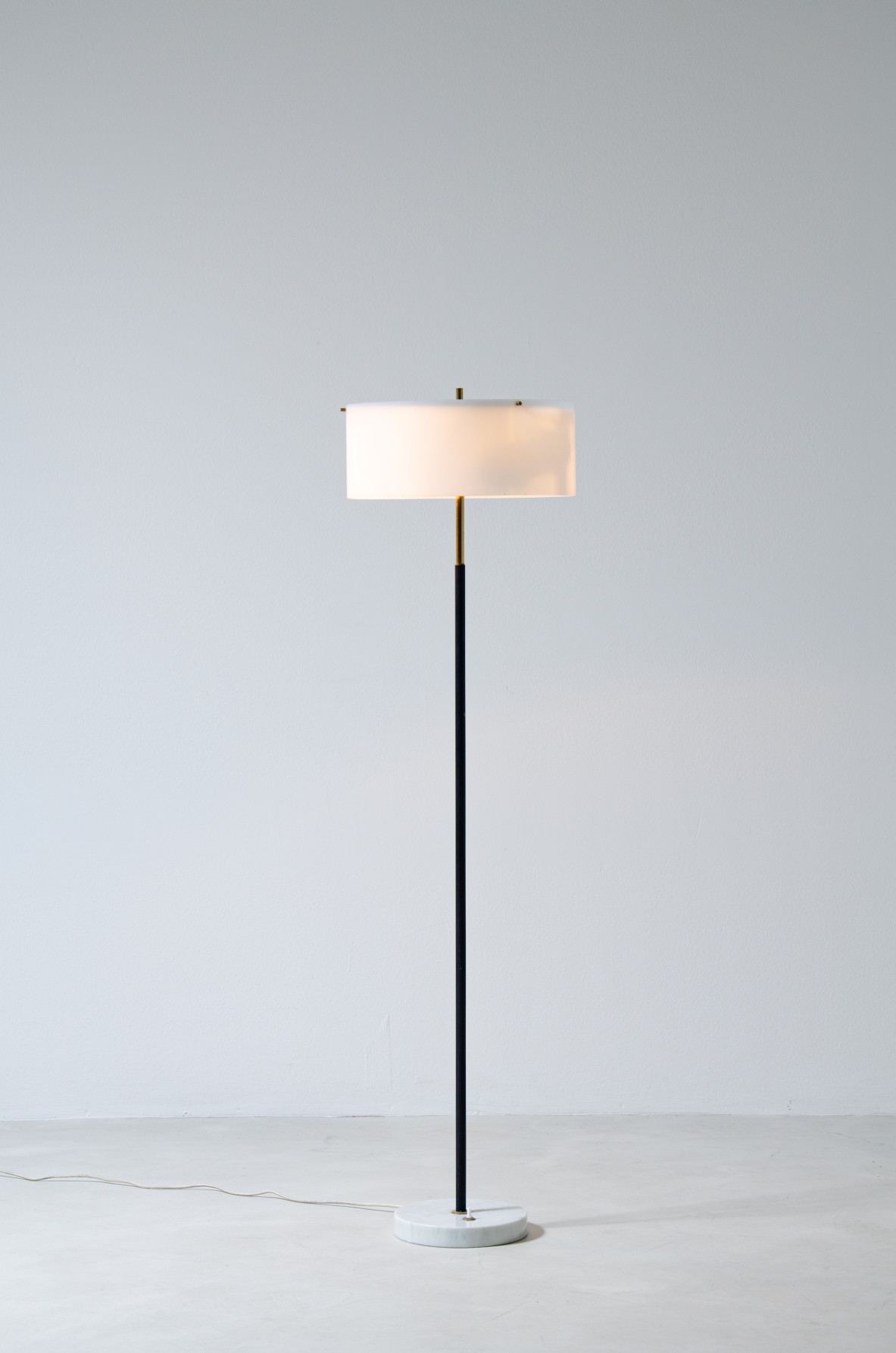 Tito Agnoli, piantana in metallo e ottone con base in marmo e cappello in metacrilato bianco e nero.  Prod. Oluce 1955.