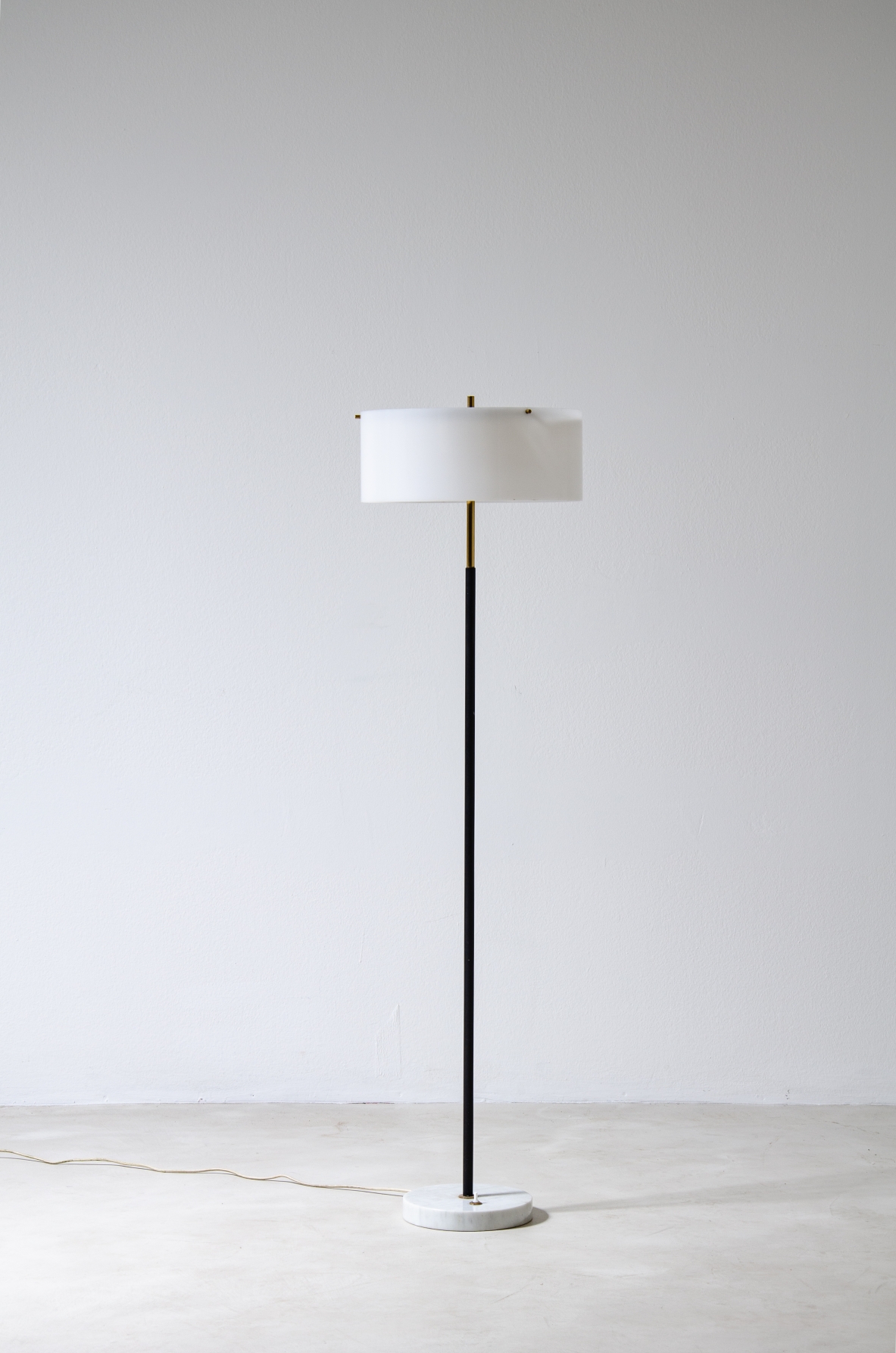 Tito Agnoli, piantana in metallo e ottone con base in marmo e cappello in metacrilato bianco e nero.  Prod. Oluce 1955.