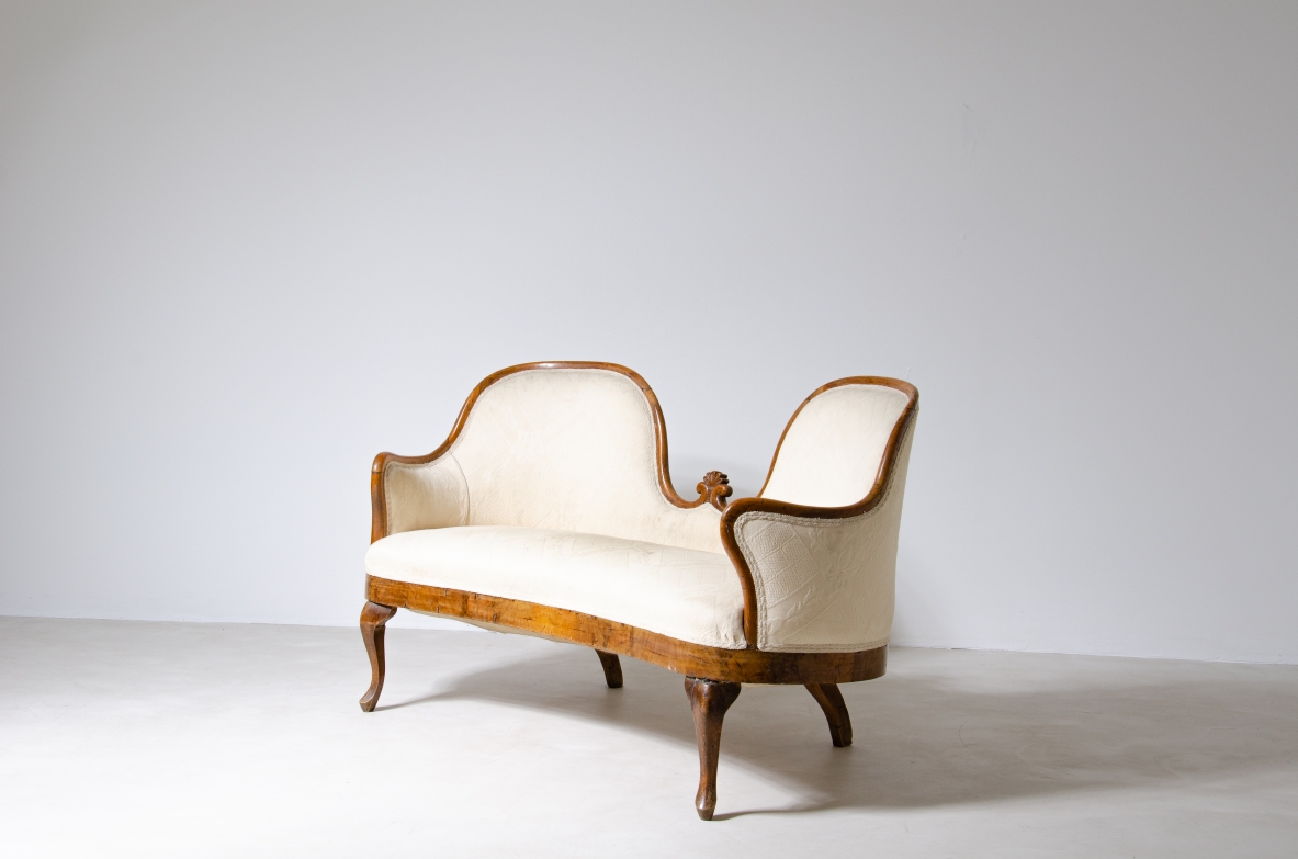 Piccolo elegante divano a due posti in legno e tessuto.  Italia epoca Carlo X, 1830ca.