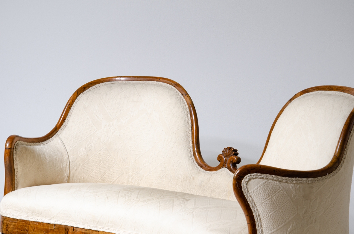 Piccolo elegante divano a due posti in legno e tessuto.  Italia epoca Carlo X, 1830ca.