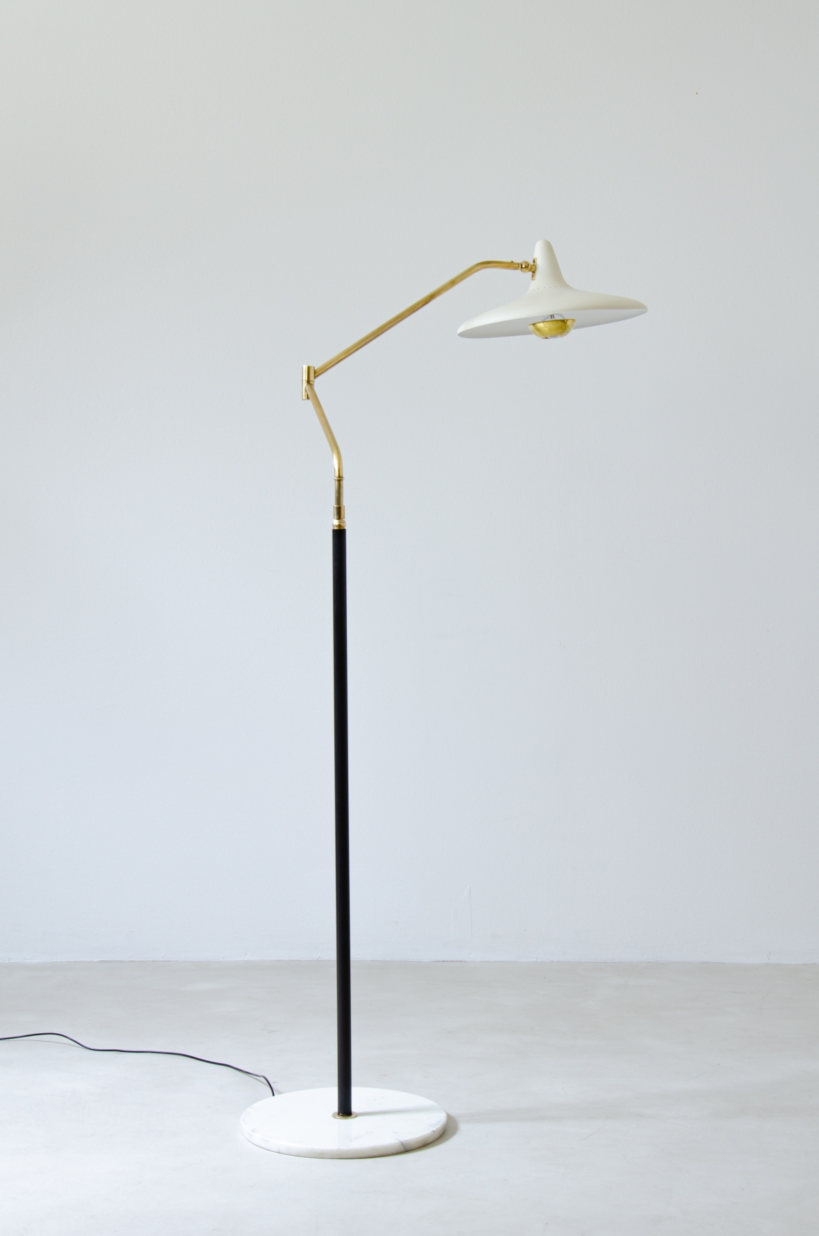 Stilnovo, floor lamp with articulated brass arm, adjustable in height and in all directions, painted metal shade and marble base.  Stilnovo brand, 1955.