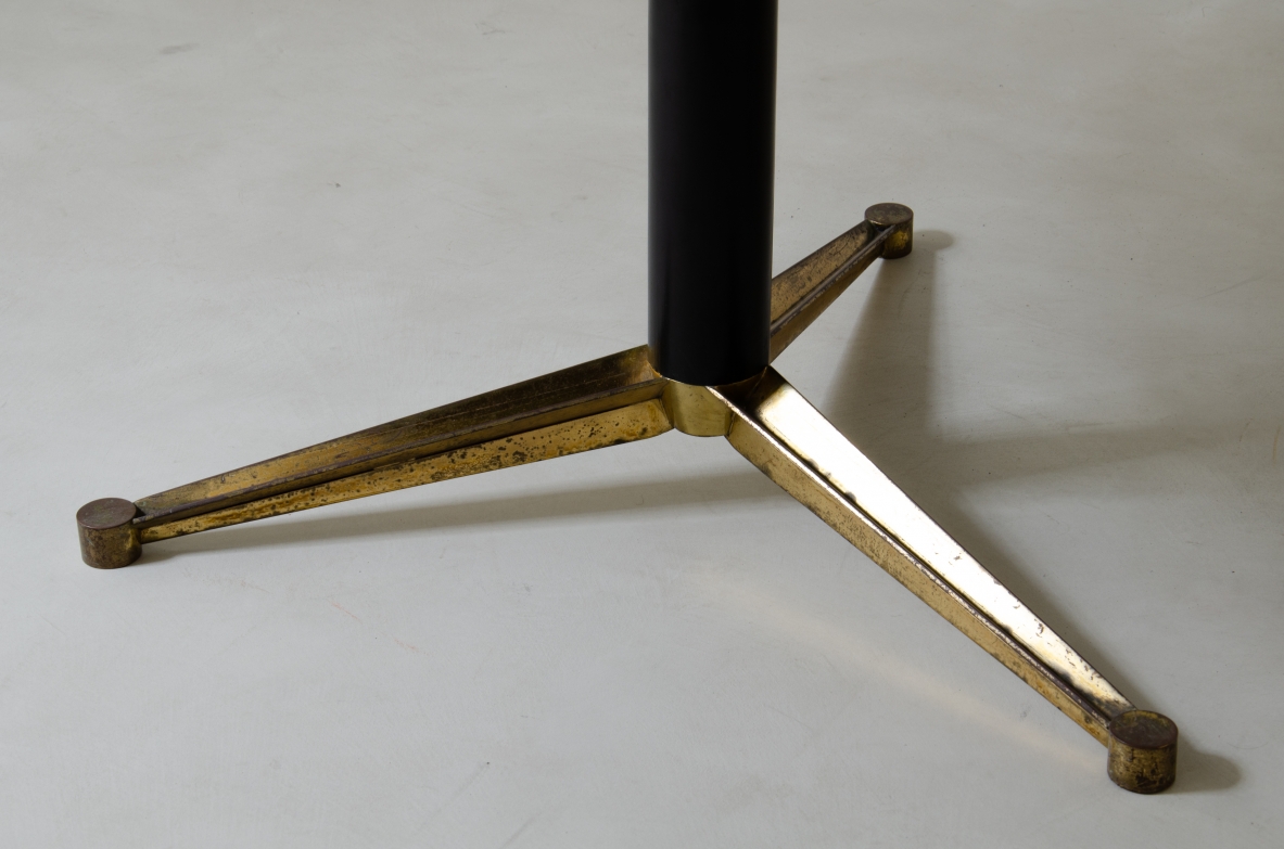 Melchiorre Bega, tavolo in legno laccato nero con base a tre razze sagomate in ottone.  Manifattura Bega & C. Bologna anni 50.