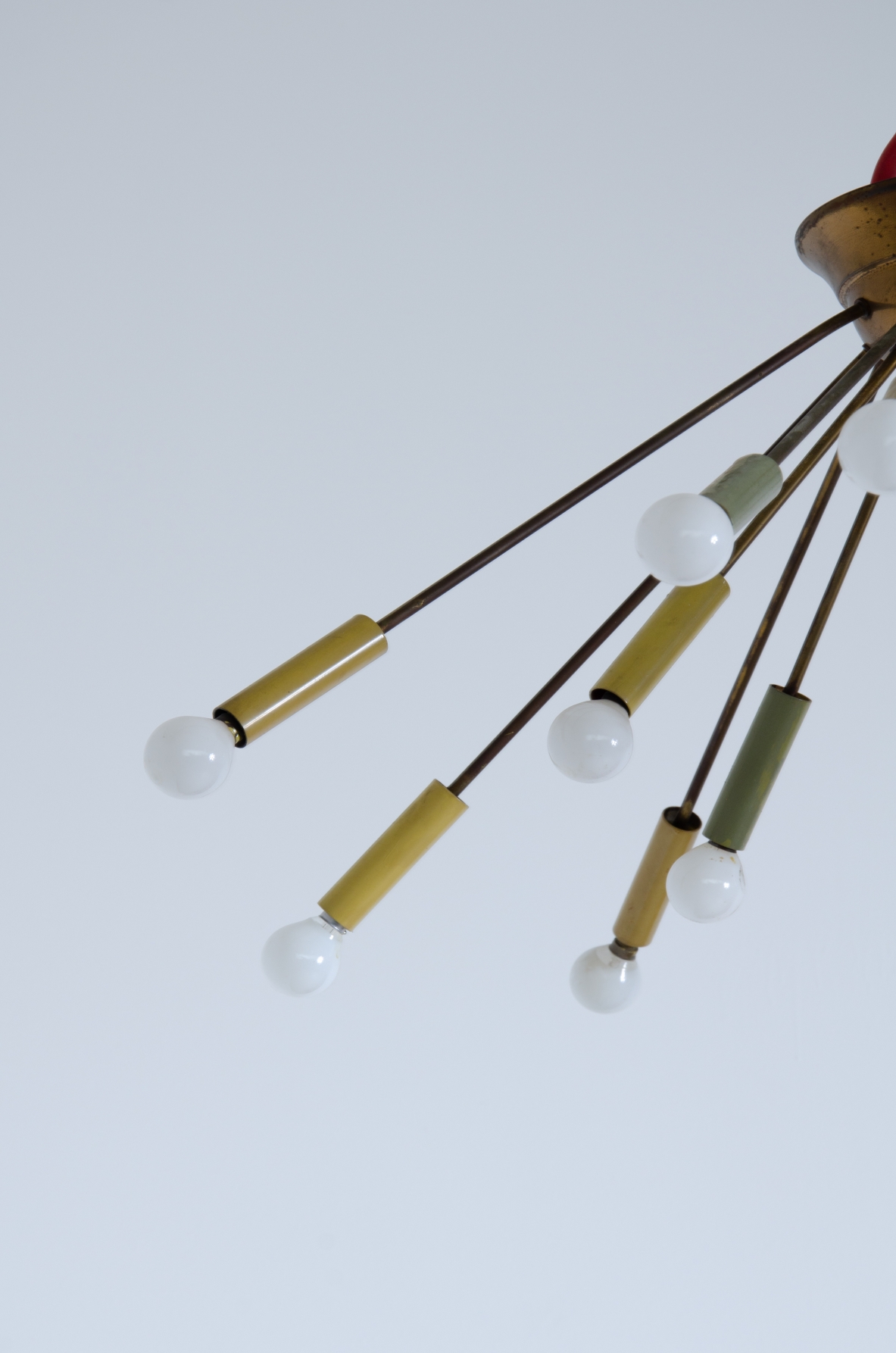 Gino Sarfatti, Sputnik ceiling lamp with 14 lights in brass and painted metal. Arteluce 1950's. 