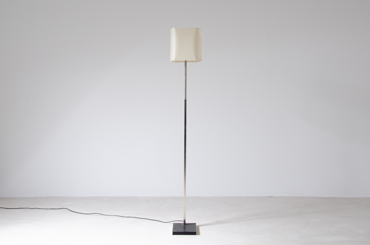 Stilnovo, particolare lampada da terra con struttura in ottone e paralume realizzato in tessuto