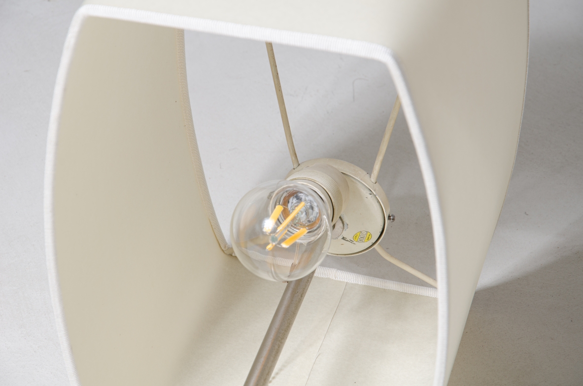 Stilnovo, particolare lampada da terra con struttura in ottone e paralume realizzato in tessuto