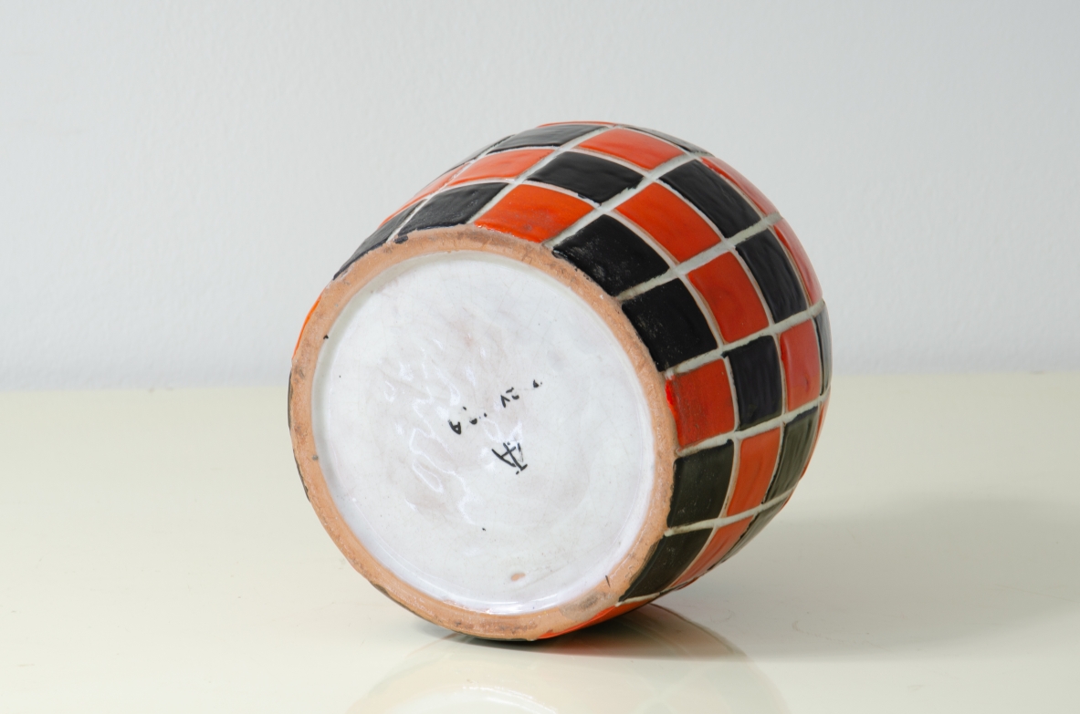 Vaso in ceramica con decorazione a scacchiera.  Manifattura di Velletri, Roma, anni 50.