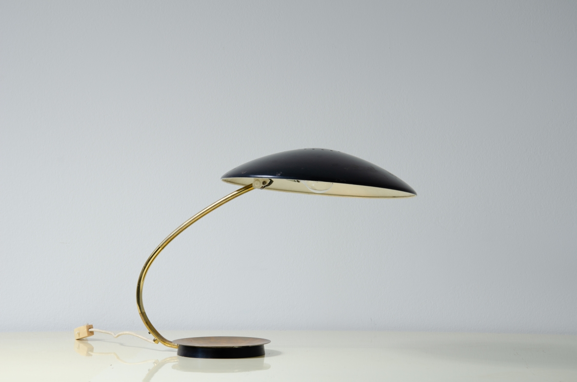 Lampada da tavolo con cappello in metallo laccato e stelo in ottone.  Italia, 1950ca.