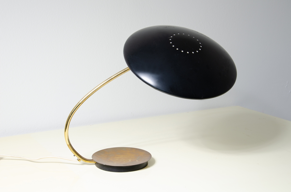 Lampada da tavolo con cappello in metallo laccato e stelo in ottone.  Italia, 1950ca.