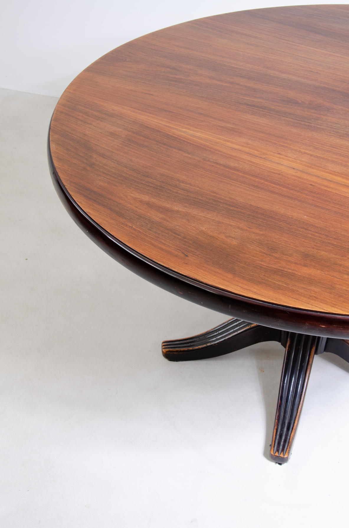 Atelier Borsani, 1940's dining table in macassar and walnut with extensions.