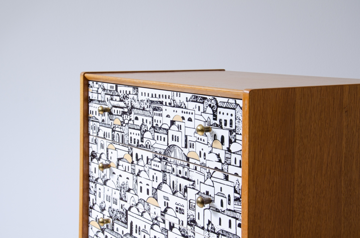Piero Fornasetti, small cabinet with drawers with front decorated with Middle Eastern architectural patterns. Wooden base with brass tips and ash sides.  Signed Piero Fornasetti, 1950's.