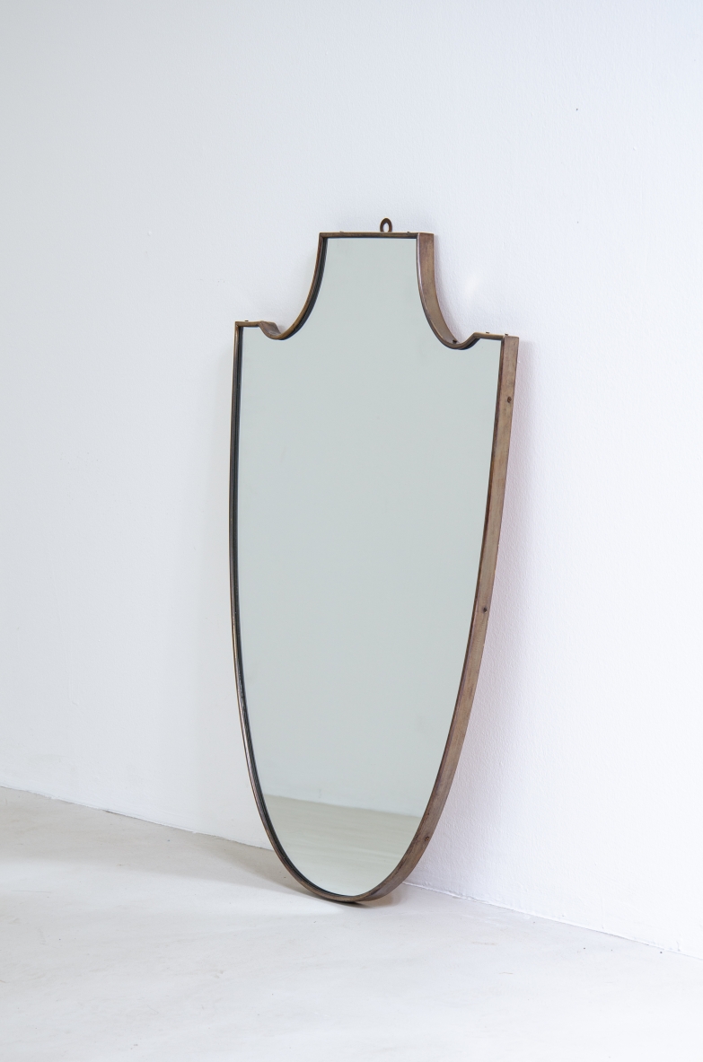 Specchiera sagomata con cornice in ottone, anni '50.