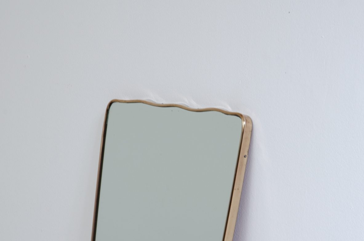 Specchio con cornice in ottone con motivo leggermente ondulato, anni '50.