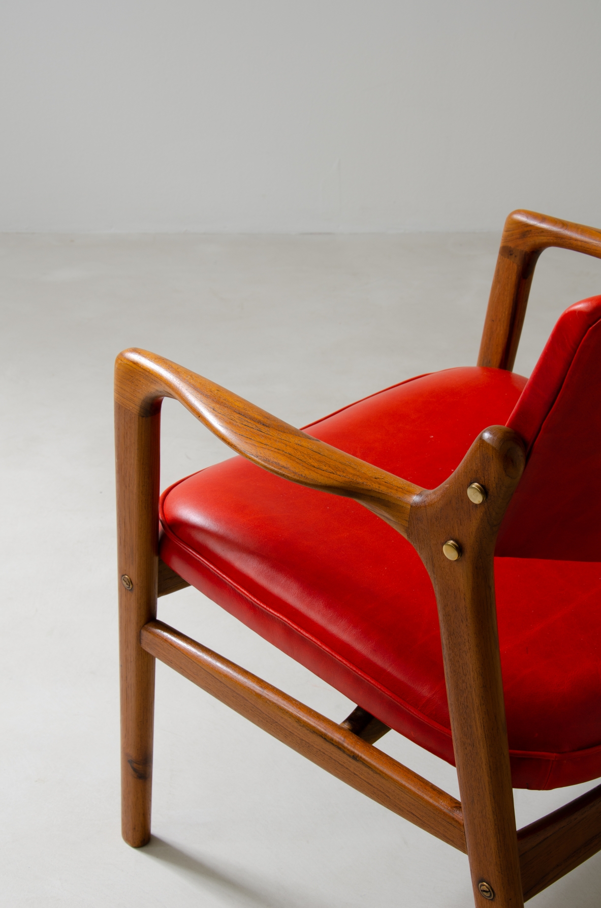 Pair of seats with armrests in teak upholstered and covered with leather.  Denmark, 1960's.
